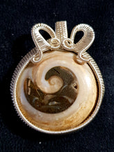 Load image into Gallery viewer, Shell Stone Pendant